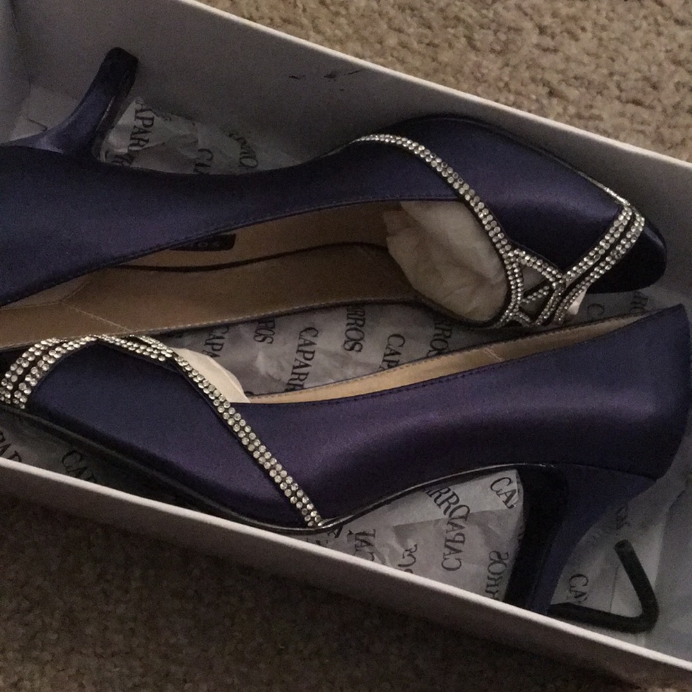 Navy jeweled heels 👠